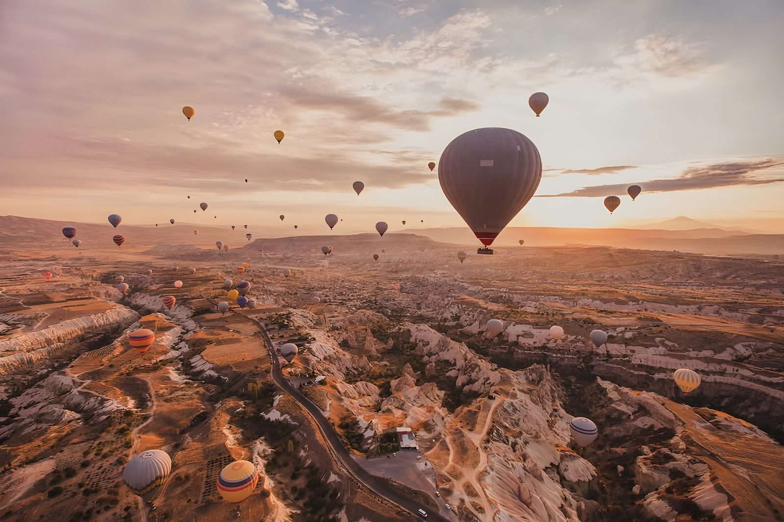 Mongolfiere all'alba sopra le valli della Cappadocia